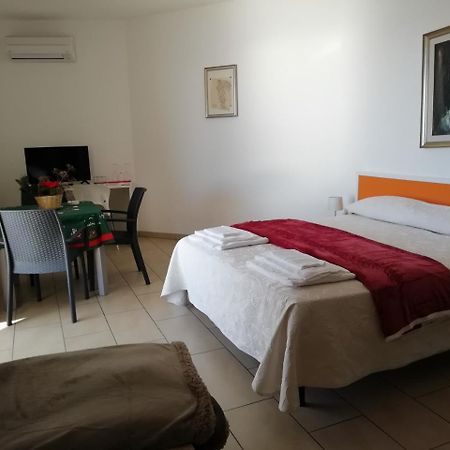 レトイアンニ La Nave Sul Mare Di Taormina Bed & Breakfast エクステリア 写真