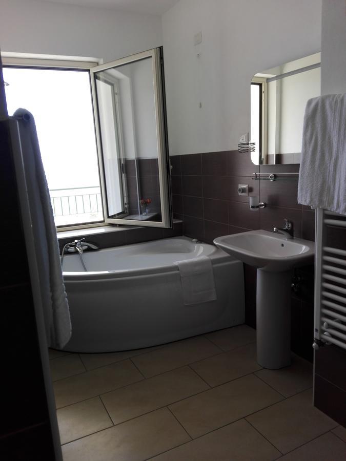 レトイアンニ La Nave Sul Mare Di Taormina Bed & Breakfast エクステリア 写真
