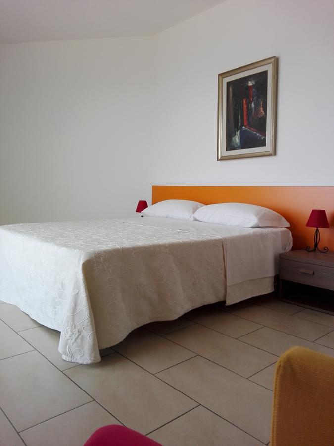 レトイアンニ La Nave Sul Mare Di Taormina Bed & Breakfast エクステリア 写真