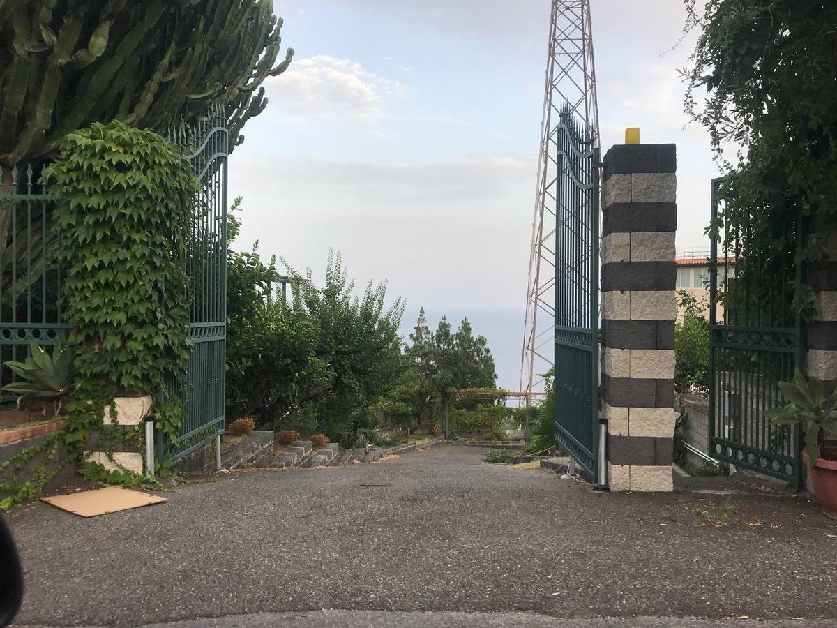 レトイアンニ La Nave Sul Mare Di Taormina Bed & Breakfast エクステリア 写真