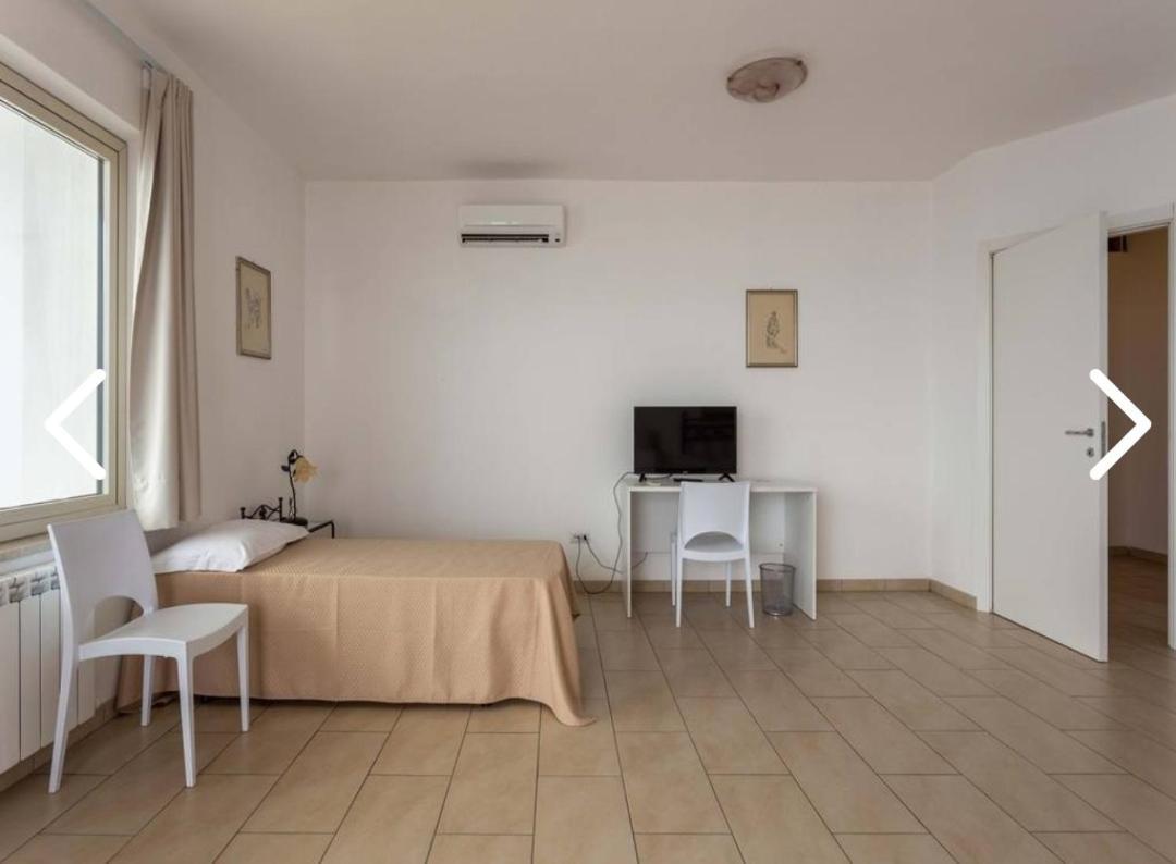 レトイアンニ La Nave Sul Mare Di Taormina Bed & Breakfast エクステリア 写真