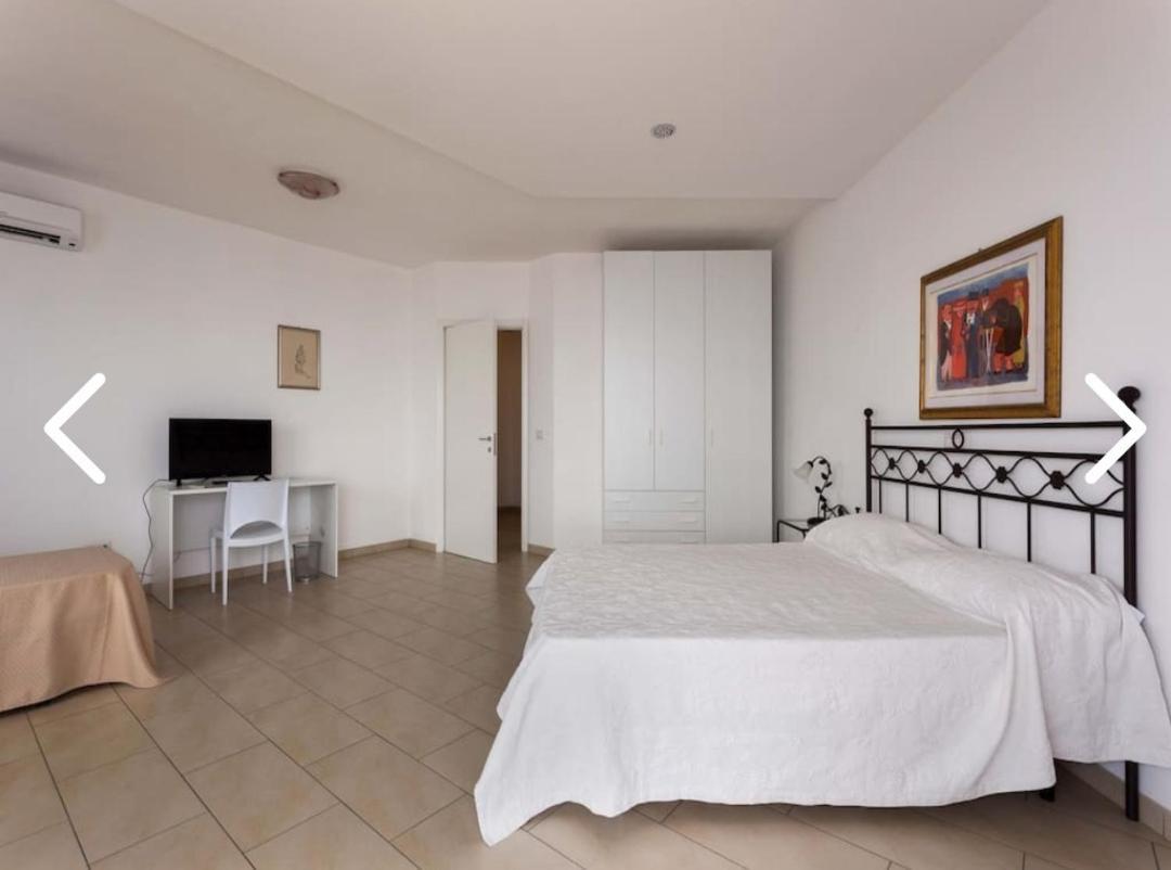 レトイアンニ La Nave Sul Mare Di Taormina Bed & Breakfast エクステリア 写真