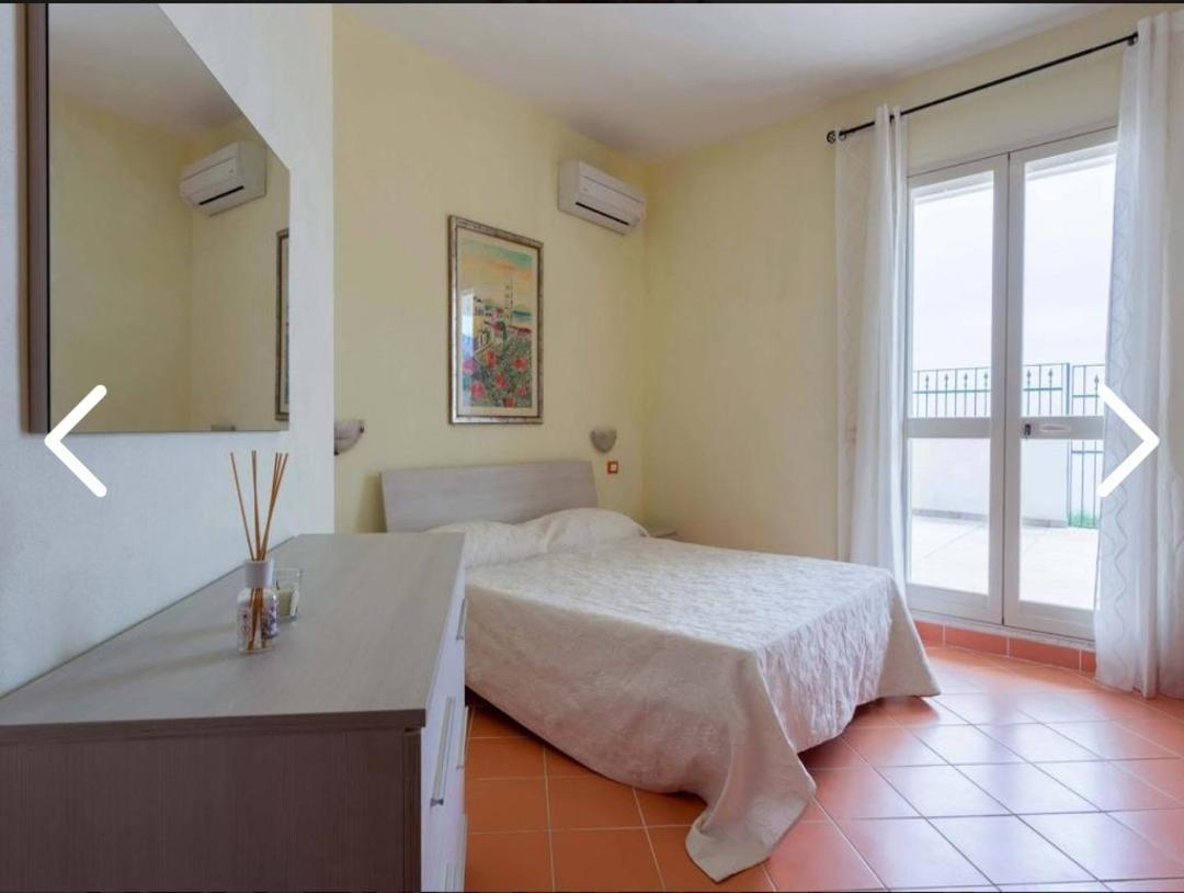 レトイアンニ La Nave Sul Mare Di Taormina Bed & Breakfast エクステリア 写真