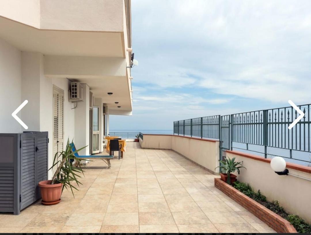 レトイアンニ La Nave Sul Mare Di Taormina Bed & Breakfast エクステリア 写真