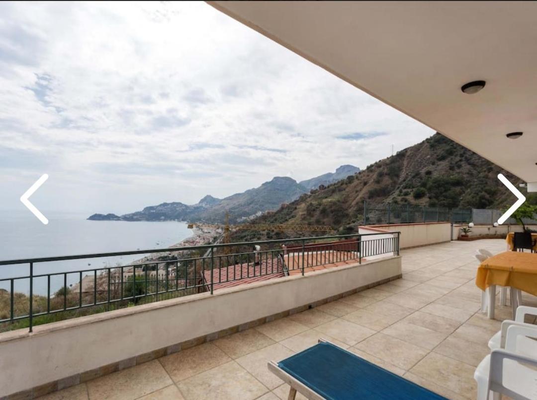 レトイアンニ La Nave Sul Mare Di Taormina Bed & Breakfast エクステリア 写真