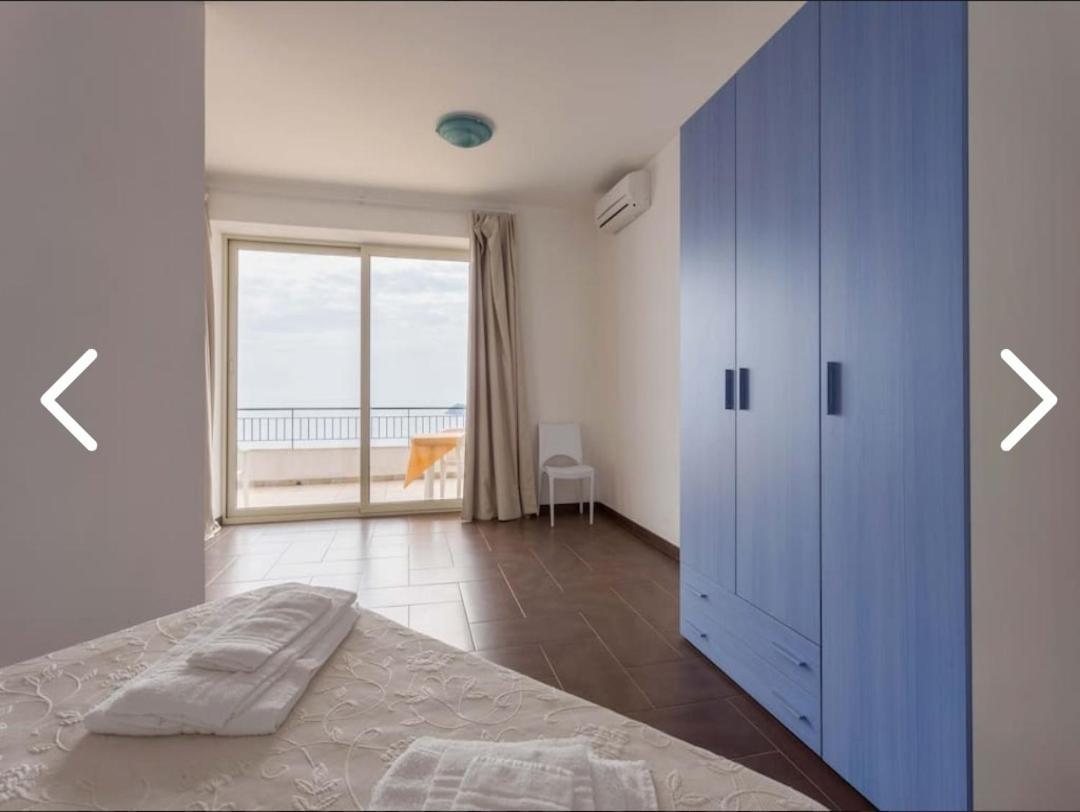 レトイアンニ La Nave Sul Mare Di Taormina Bed & Breakfast エクステリア 写真