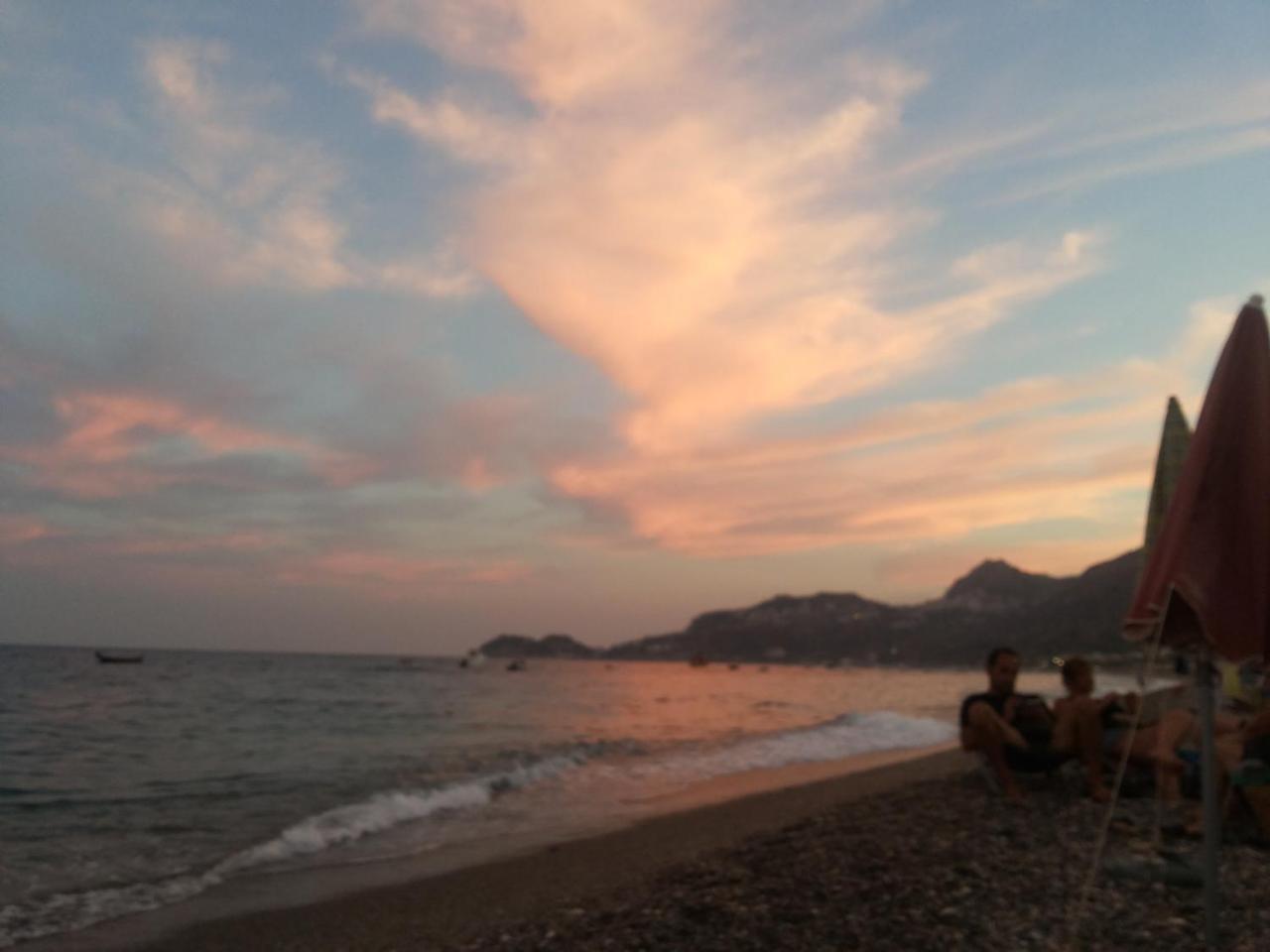 レトイアンニ La Nave Sul Mare Di Taormina Bed & Breakfast エクステリア 写真