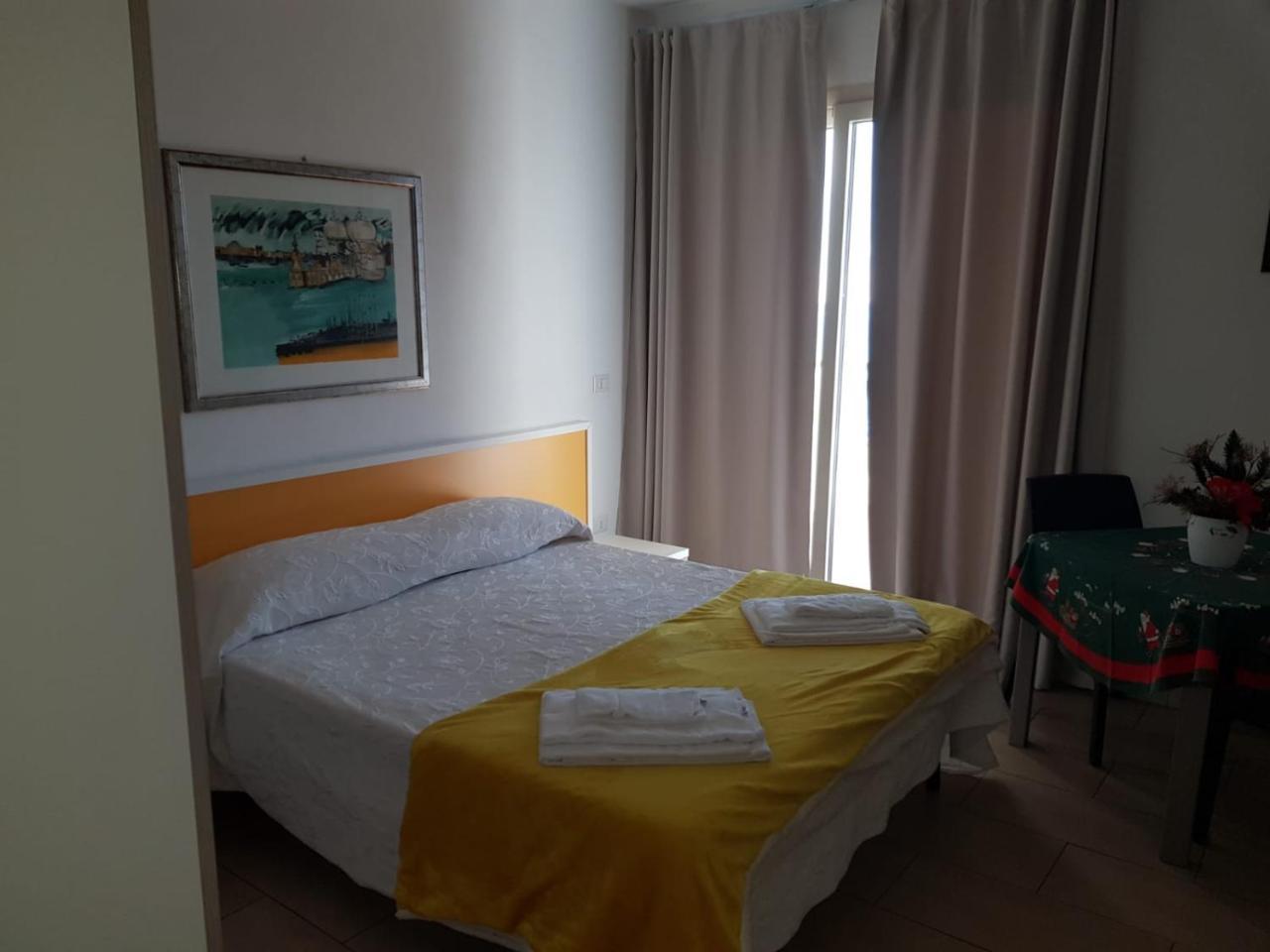 レトイアンニ La Nave Sul Mare Di Taormina Bed & Breakfast エクステリア 写真