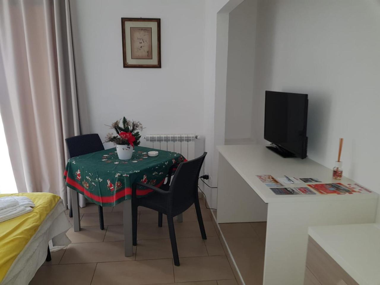 レトイアンニ La Nave Sul Mare Di Taormina Bed & Breakfast エクステリア 写真