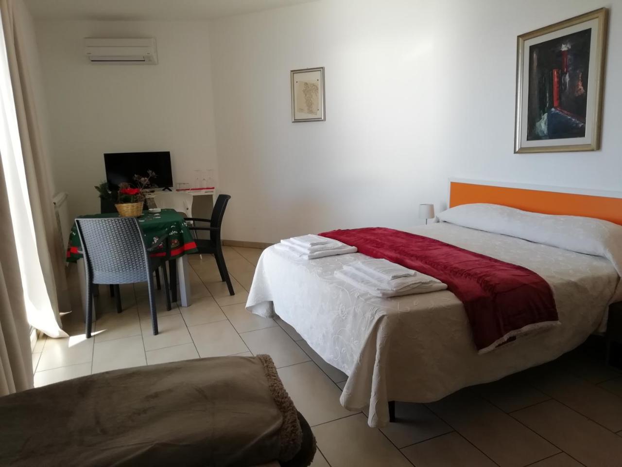 レトイアンニ La Nave Sul Mare Di Taormina Bed & Breakfast エクステリア 写真