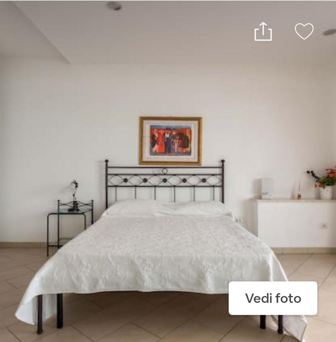 レトイアンニ La Nave Sul Mare Di Taormina Bed & Breakfast エクステリア 写真