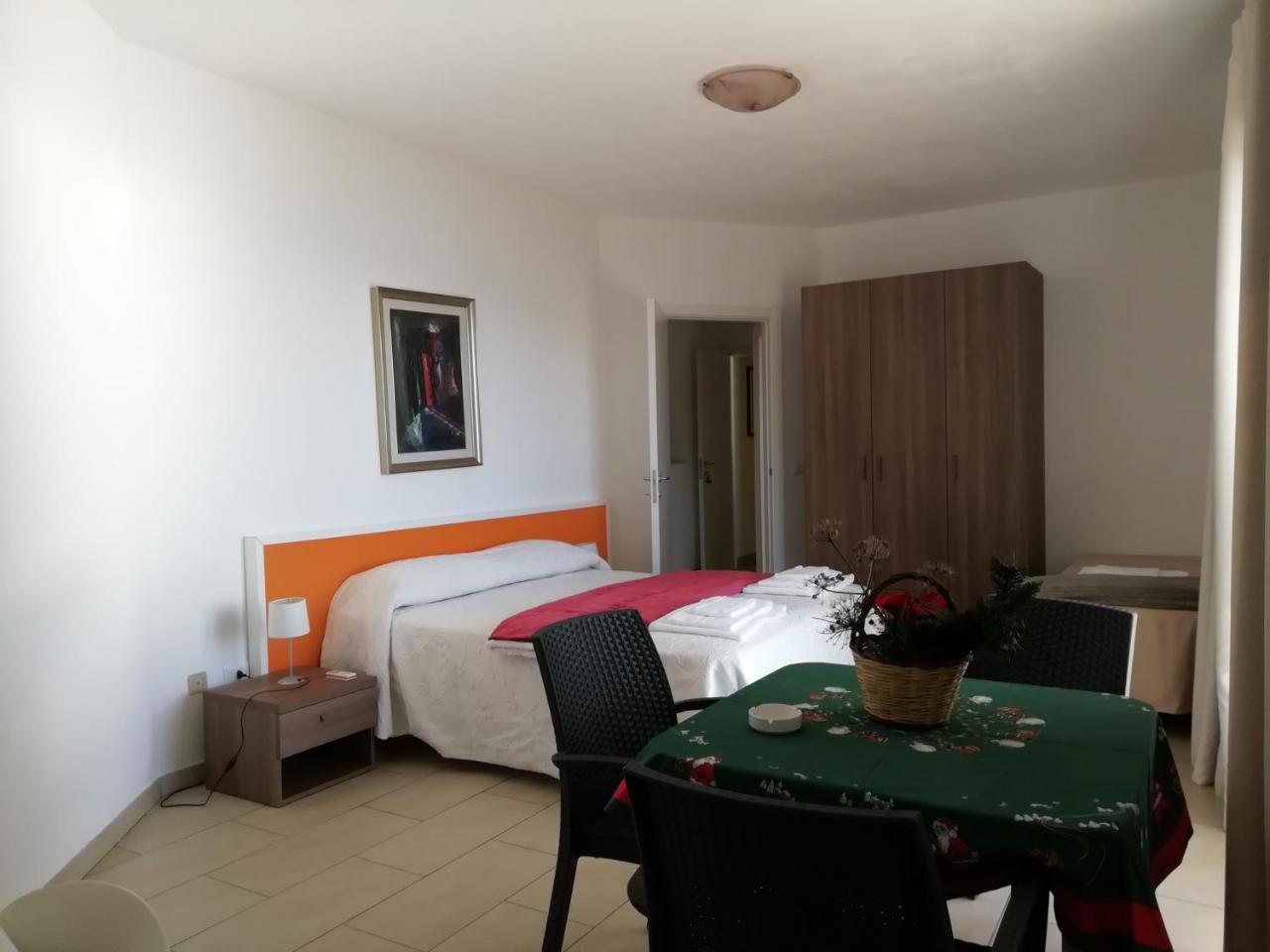 レトイアンニ La Nave Sul Mare Di Taormina Bed & Breakfast エクステリア 写真