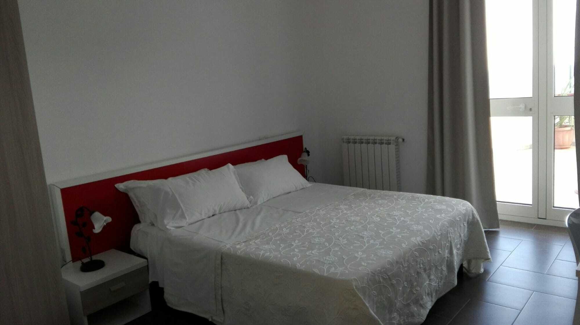 レトイアンニ La Nave Sul Mare Di Taormina Bed & Breakfast エクステリア 写真